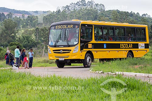  Crianças embarcando em ônibus Escolar no Km 691 da Rodovia BR-040  - Alfredo Vasconcelos - Minas Gerais (MG) - Brasil