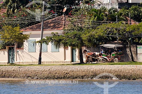  Vista da Ilha de Paquetá a partir da Baía de Guanabara com charrete usada para passeio turístico  - Rio de Janeiro - Rio de Janeiro (RJ) - Brasil