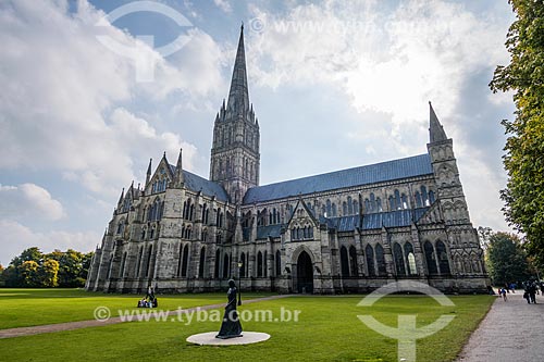  Fachada da Catedral da Bem-Aventurada Virgem Maria (1320) - mais conhecida como Catedral de Salisbury  - Salisbury - Condado de Wiltshire - Inglaterra