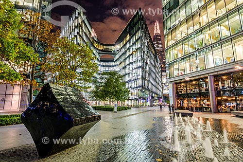  Prédios à noite em Londres com o Edifício The Shard (2012) ao fundo  - Londres - Grande Londres - Inglaterra