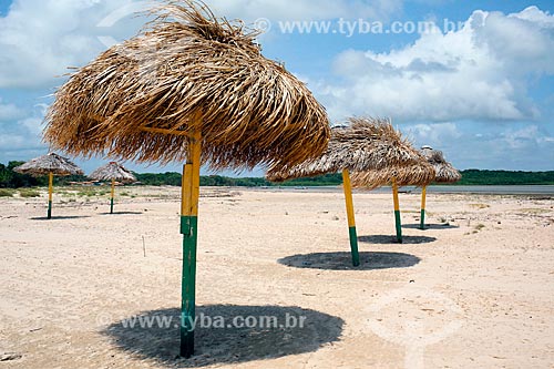  Guarda-sol de sapé na Praia do Pesqueiro  - Soure - Pará (PA) - Brasil