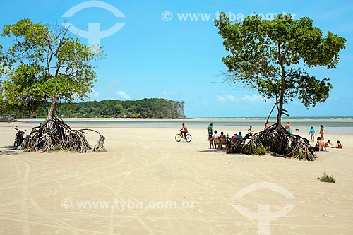  Banhistas na Praia de Barra Velha  - Soure - Pará (PA) - Brasil