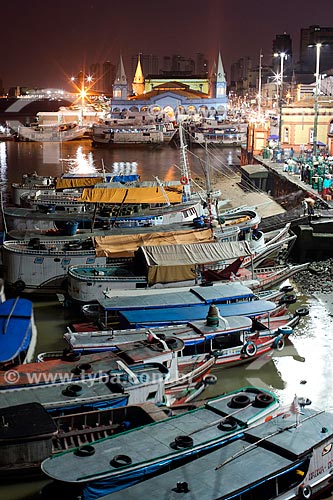  Vista de barcos atracados no porto da Feira do Açaí com o Mercado Ver-o-peso (Século XVII) ao fundo durante a madrugada  - Belém - Pará (PA) - Brasil