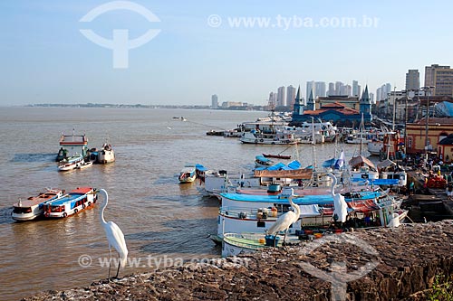  Vista de barcos atracados no porto da Feira do Açaí com o Mercado Ver-o-peso (Século XVII) ao fundo  - Belém - Pará (PA) - Brasil