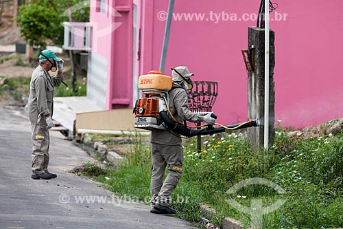  Funcionário da Secretaria de Saúde de Manaus com equipamento UBV (Fumacê) portátil no combate ao mosquito Aedes aegypti  - Manaus - Amazonas (AM) - Brasil