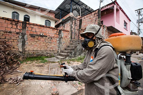  Funcionário da Secretaria de Saúde de Manaus com equipamento UBV (Fumacê) portátil no combate ao mosquito Aedes aegypti  - Manaus - Amazonas (AM) - Brasil