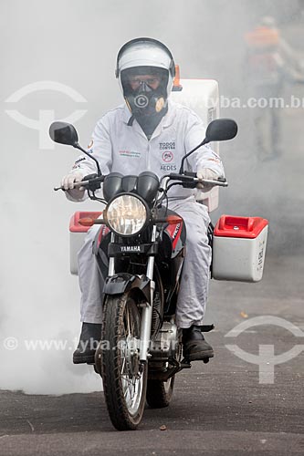  Motocicleta com equipamento UBV (ultra baixo volume) - mais conhecido como fumacê - no combate ao mosquito Aedes aegypti  - Manaus - Amazonas (AM) - Brasil