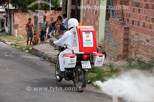  Motocicleta com equipamento UBV (ultra baixo volume) - mais conhecido como fumacê - no combate ao mosquito Aedes aegypti  - Manaus - Amazonas (AM) - Brasil
