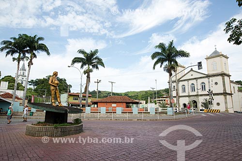  Escultura em homenagem ao ex-piloto de Fórmula 1 Ayrton Senna - à esquerda - com a Igreja Matriz de São Pedro e São Paulo (1882) - à direita  - Paraíba do Sul - Rio de Janeiro (RJ) - Brasil