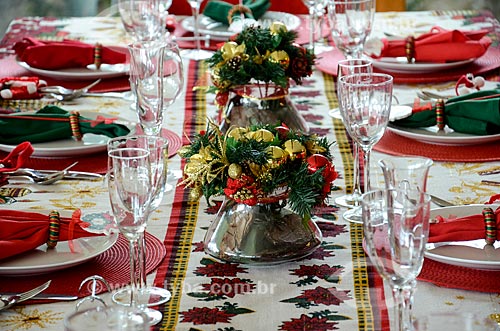  Mesa posta para refeição com decorações natalinas 