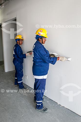  Operárias trabalhando na construção do Parque Olímpico Rio 2016  - Rio de Janeiro - Rio de Janeiro (RJ) - Brasil