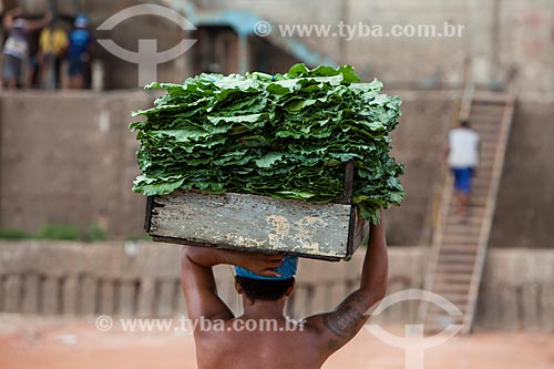  Homem carregando caixa com verduras no Porto de Manaus  - Manaus - Amazonas (AM) - Brasil