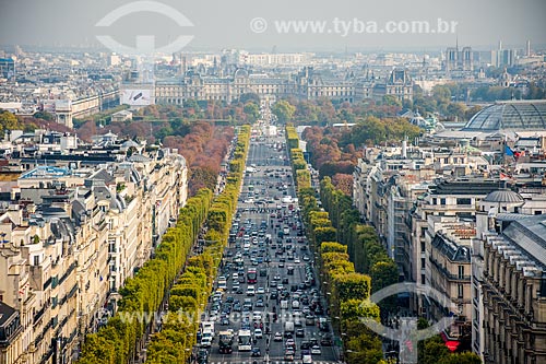  Vista da Avenida Champs-Élysées a partir do Arco do Triunfo com o Musée du Louvre (Museu do Louvre) ao fundo  - Paris - Paris - França