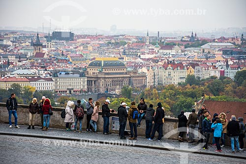  Turistas com a cidade de Praga ao fundo  - Praga - Região da Boêmia Central - República Tcheca