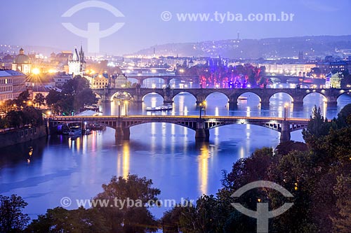  Vista das pontes sobre o Rio Moldava durante o entardecer  - Praga - Região da Boêmia Central - República Tcheca