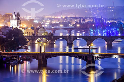  Vista das pontes sobre o Rio Moldava durante o entardecer  - Praga - Região da Boêmia Central - República Tcheca