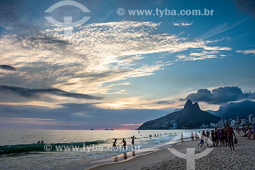  Pôr do sol Praia de Ipanema com o Morro Dois Irmãos ao fundo  - Rio de Janeiro - Rio de Janeiro (RJ) - Brasil