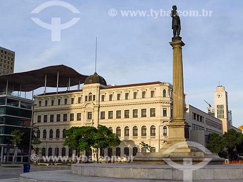  Monumento à Visconde de Mauá na Praça Mauá com o Museu de Arte do Rio (MAR) ao fundo  - Rio de Janeiro - Rio de Janeiro (RJ) - Brasil