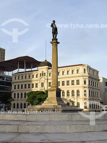  Monumento à Visconde de Mauá na Praça Mauá com o Museu de Arte do Rio (MAR) ao fundo  - Rio de Janeiro - Rio de Janeiro (RJ) - Brasil