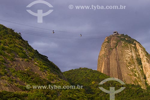  Vista do bondinho fazendo a travessia entre o Morro da Urca e o Pão de Açúcar a partir da Praia Vermelha  - Rio de Janeiro - Rio de Janeiro (RJ) - Brasil