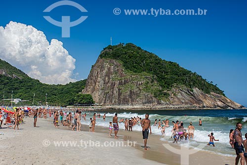  Banhistas na Praia do Leme com a Área de Proteção Ambiental do Morro do Leme ao fundo  - Rio de Janeiro - Rio de Janeiro (RJ) - Brasil