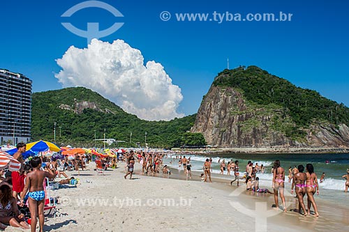  Banhistas na Praia do Leme com a Área de Proteção Ambiental do Morro do Leme ao fundo  - Rio de Janeiro - Rio de Janeiro (RJ) - Brasil