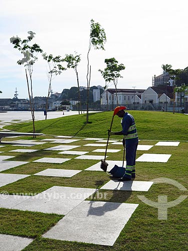  Gari limpando a Praça Mauá  - Rio de Janeiro - Rio de Janeiro (RJ) - Brasil