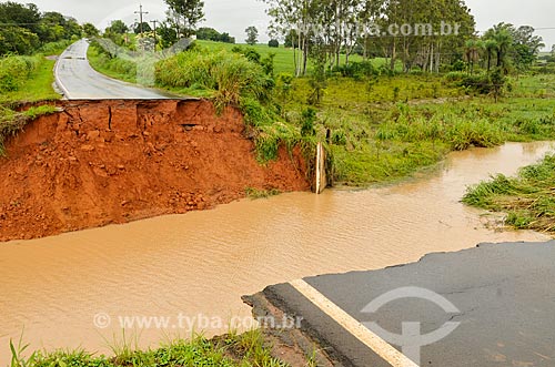  Cratera formada pela enchente na estrada Alberto Lahoz de Carvalho - Entre Catanduva e Novaes  - Catanduva - São Paulo (SP) - Brasil