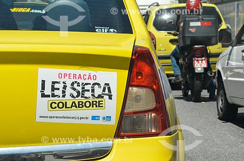  Táxi com cartaz sobre a Operação Lei Seca  - Rio de Janeiro - Rio de Janeiro (RJ) - Brasil