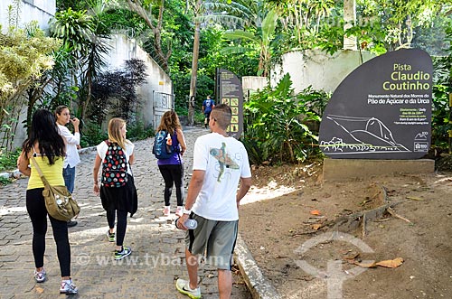 Pessoas caminhando na Pista Cláudio Coutinho - também conhecida como Caminho do Bem-te-Vi ou Estrada do Costão  - Rio de Janeiro - Rio de Janeiro (RJ) - Brasil