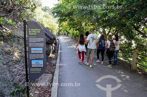  Pessoas caminhando na Pista Cláudio Coutinho - também conhecida como Caminho do Bem-te-Vi ou Estrada do Costão  - Rio de Janeiro - Rio de Janeiro (RJ) - Brasil