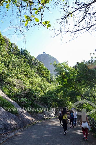  Pessoas caminhando na Pista Cláudio Coutinho - também conhecida como Caminho do Bem-te-Vi ou Estrada do Costão  - Rio de Janeiro - Rio de Janeiro (RJ) - Brasil