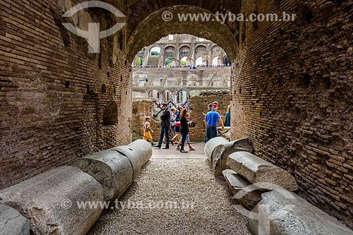  Turistas no interior do Coliseu - também conhecido como Anfiteatro Flaviano  - Roma - Província de Roma - Itália