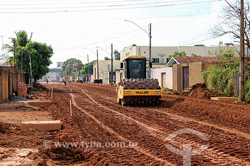  Canteiro de obras durante a instalação de saneamento e pavimentação de rua  - Cujubim - Rondônia (RO) - Brasil