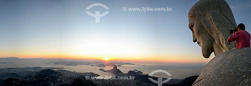  Vista do amanhecer a partir do Cristo Redentor (1931) com o Pão de Açúcar ao fundo  - Rio de Janeiro - Rio de Janeiro (RJ) - Brasil