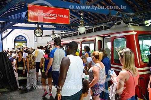  Passageiros na plataforma da Estação da Estrada de Ferro do Corcovado  - Rio de Janeiro - Rio de Janeiro (RJ) - Brasil