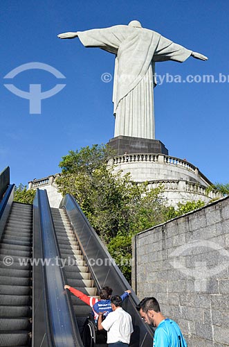  Pessoa com deficiência sendo transportada inadequadamente por escada rolante para acesso ao mirante do Cristo Redentor  - Rio de Janeiro - Rio de Janeiro (RJ) - Brasil