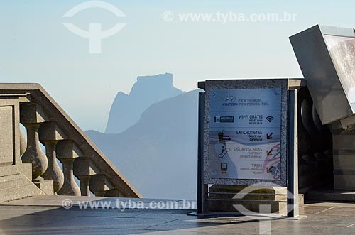  Placa informativa no mirante do Cristo Redentor com a Pedra da Gávea ao fundo  - Rio de Janeiro - Rio de Janeiro (RJ) - Brasil