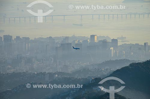 Avião sobrevoando o Rio de Janeiro com a Ponte Rio-Niterói ao fundo  - Rio de Janeiro - Rio de Janeiro (RJ) - Brasil