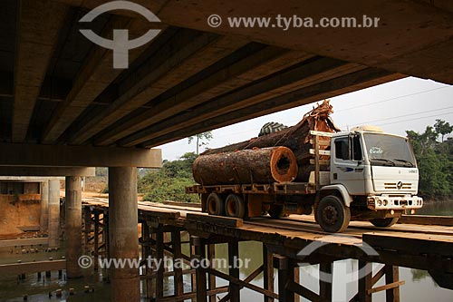  Antiga ponte de madeira com o canteiro de obras da construção da ponte sobre o Rio Machadinho  - Machadinho dOeste - Rondônia (RO) - Brasil