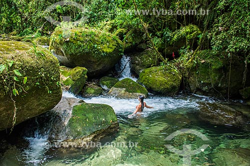  Mulher tomando banho no Rio Santo Antônio - a Área de Proteção Ambiental da Serrinha do Alambari  - Resende - Rio de Janeiro (RJ) - Brasil