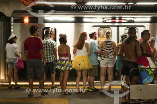  Passageiros embarcando na estação Cinelândia do Metrô Rio durante o carnaval  - Rio de Janeiro - Rio de Janeiro (RJ) - Brasil