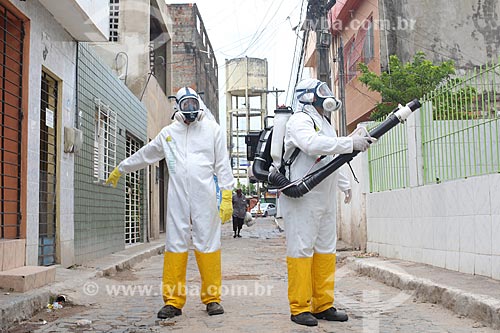  Funcionários da Prefeitura do Recife com equipamento UBV (Fumacê) portátil no combate ao mosquito Aedes aegypti  - Recife - Pernambuco (PE) - Brasil