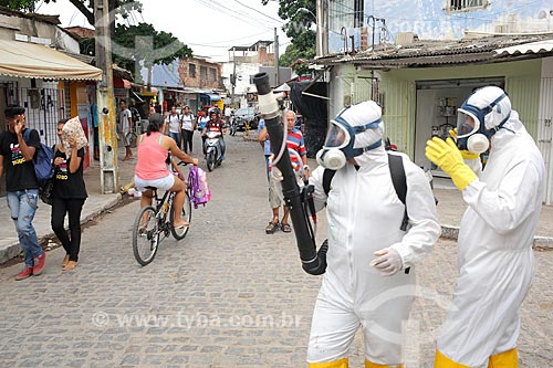  Funcionários da Prefeitura do Recife com equipamento UBV (Fumacê) portátil no combate ao mosquito Aedes aegypti  - Recife - Pernambuco (PE) - Brasil