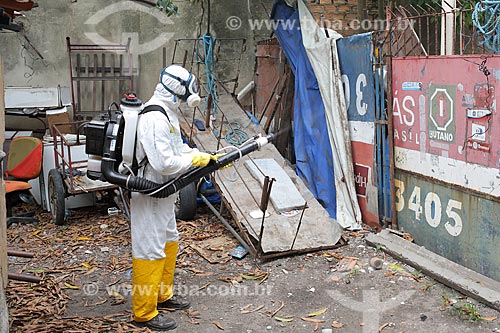  Funcionário da Prefeitura do Recife com equipamento UBV (Fumacê) portátil no combate ao mosquito Aedes aegypti  - Recife - Pernambuco (PE) - Brasil