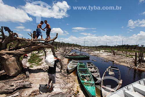  Ribeirinhos no lago da Usina hidrelétrica de Balbina durante a seca que afeta a região  - Presidente Figueiredo - Amazonas (AM) - Brasil