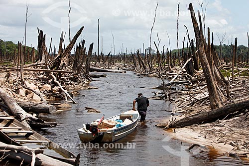  Ribeirinho no lago da Usina hidrelétrica de Balbina durante a seca que afeta a região  - Presidente Figueiredo - Amazonas (AM) - Brasil