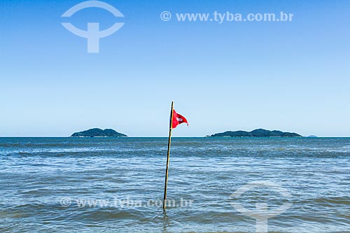  Bandeira indicando mar perigoso na Praia dos Açores  - Florianópolis - Santa Catarina (SC) - Brasil
