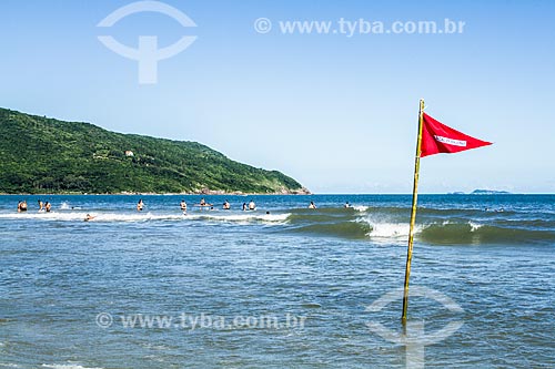 Bandeira indicando mar perigoso na Praia dos Açores  - Florianópolis - Santa Catarina (SC) - Brasil
