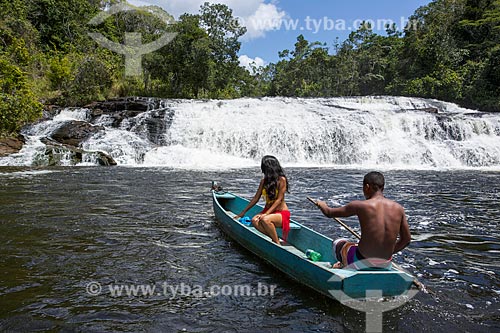  Casal em canoa no Rio Maraú com a Cachoeira do Tremembé ao fundo  - Maraú - Bahia (BA) - Brasil